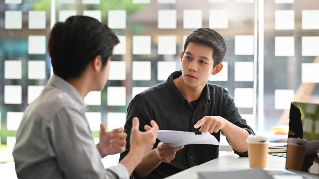 3 Ideen für erfolgreiche „Kunden werben Kunden“ Strategien Asian young man consulting with paper document on modern office.
