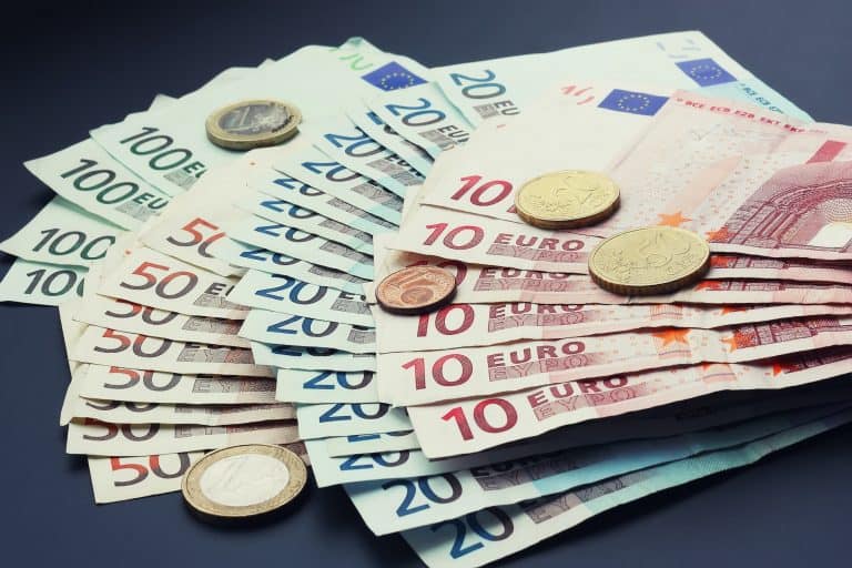 Consulting: Erfolg im Marketing ohne Geld verbrennen stack of euros