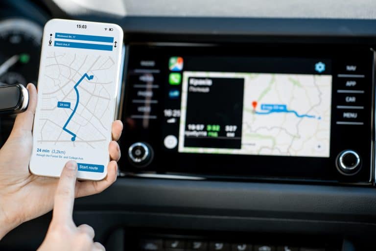 Tracking für erfolgreiches Online Marketing Smart phone with navigation app in the car